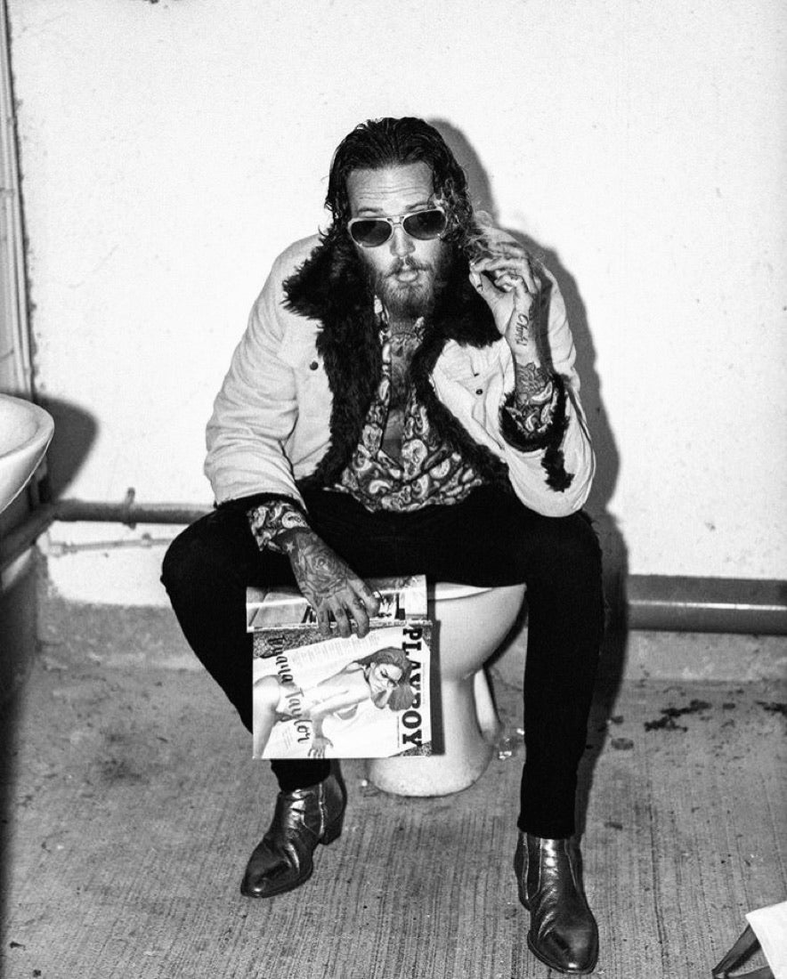 Chaos beat, man on the toilet with a magazine